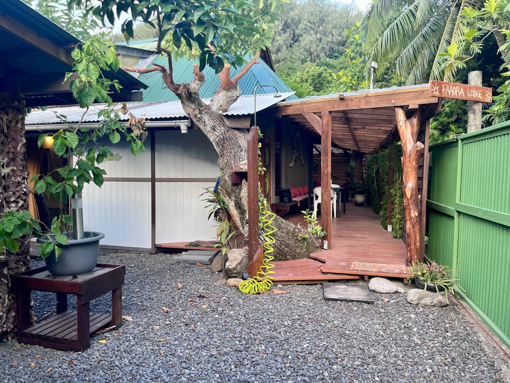 Faaora Lodge, Little Paradise Haapiti Exteriör bild