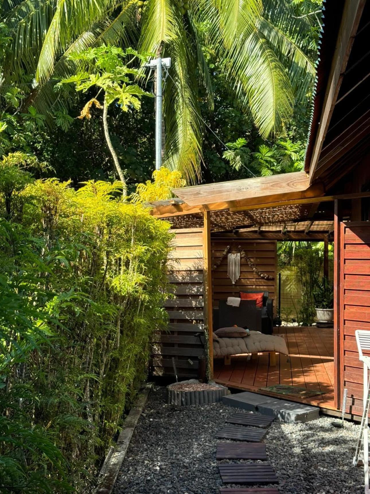 Faaora Lodge, Little Paradise Haapiti Exteriör bild